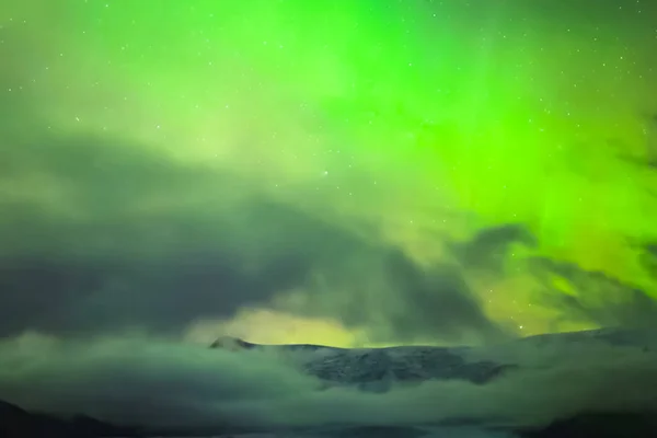 Aurora borealis v noci severní obloha. Ionizace částic vzduchu — Stock fotografie