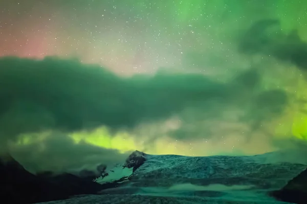 Aurora borealis az északi égbolton. Levegőrészecskék ionizálása — Stock Fotó