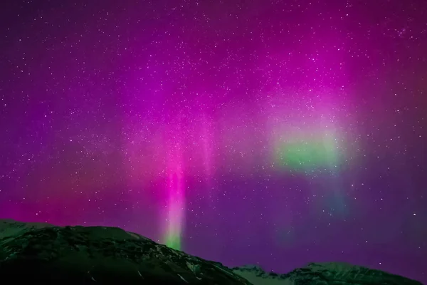 Aurora borealis в нічному північному небі. Іонізація повітряних частинок — стокове фото