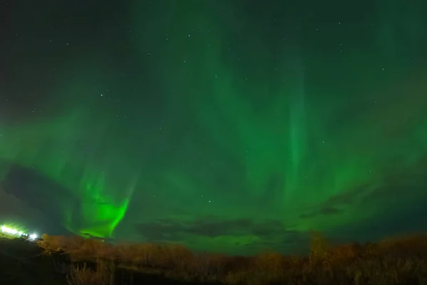 Aurora boreale nel cielo notturno settentrionale. Ionizzazione delle particelle d'aria — Foto Stock