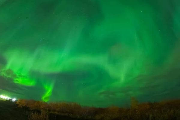 Aurora boreal en el cielo nocturno del norte. Ionización del particl de aire — Foto de Stock