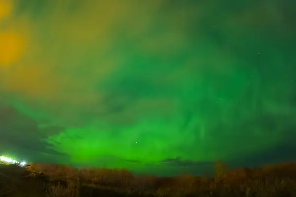 Aurora Borealis na nocnym niebie północnym. Jonizacja cząstek powietrza — Zdjęcie stockowe