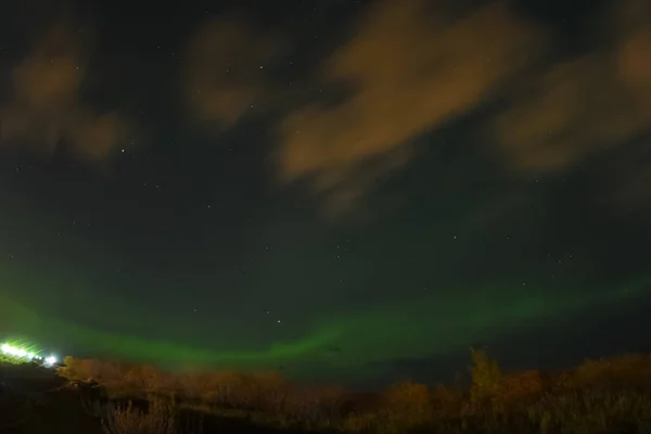 Kuzey gökyüzünde Aurora Borealis. Hava parçacığının iyonlaşması! — Stok fotoğraf