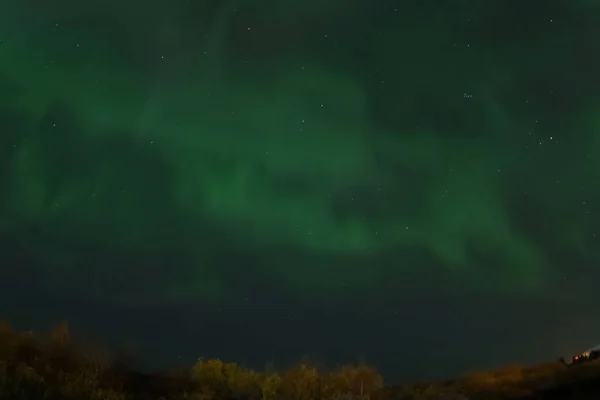 Polarlichter am nächtlichen Nordhimmel. Ionisierung von Luftpartikeln — Stockfoto