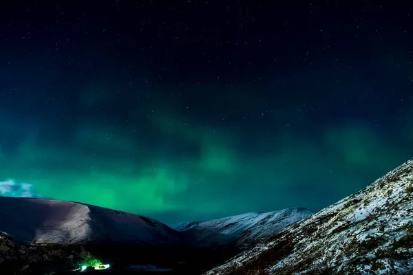 Aurora borealis az északi égbolton. Levegőrészecskék ionizálása — Stock Fotó