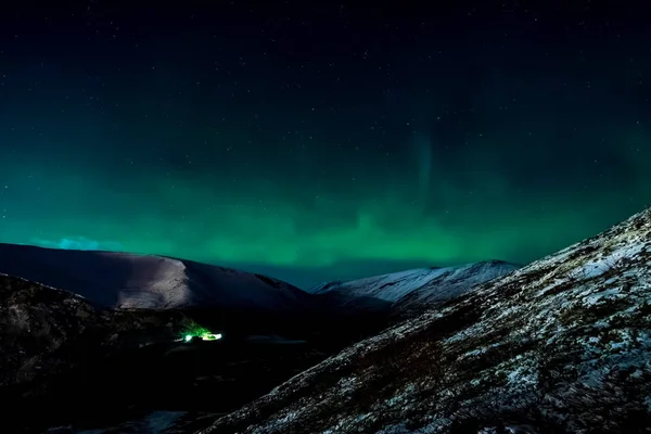 Aurora borealis az északi égbolton. Levegőrészecskék ionizálása — Stock Fotó