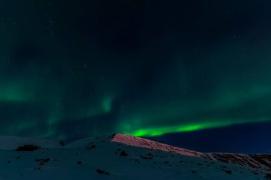 Kuzey gökyüzünde Aurora Borealis. Hava parçacığının iyonlaşması!