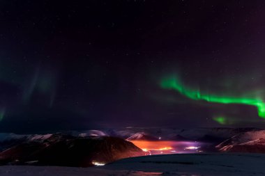 Kuzey gökyüzünde Aurora Borealis. Hava parçacığının iyonlaşması!