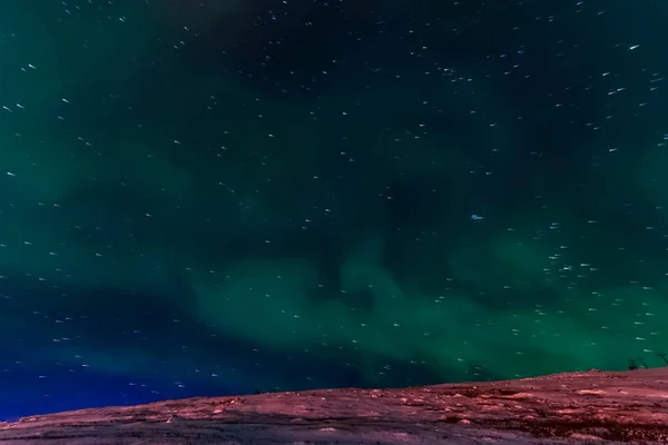 Aurora boreale nel cielo notturno settentrionale. Ionizzazione delle particelle d'aria — Foto Stock