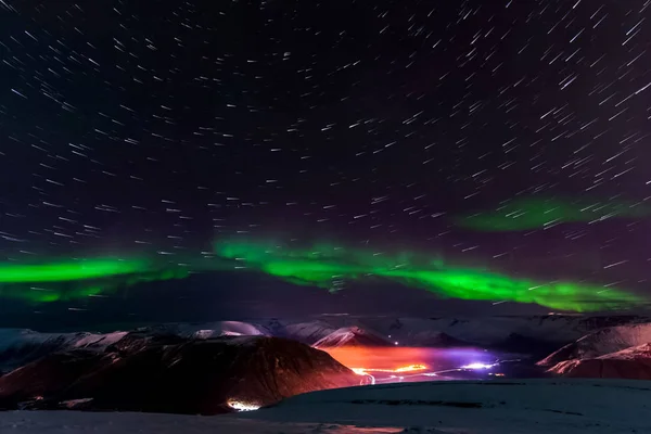 Aurora borealis på natthimlen. Jonisering av luftpartiklar — Stockfoto