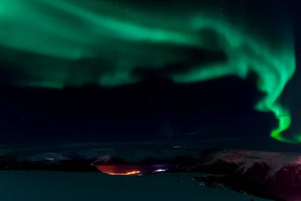 北方夜空中的北极光。 空气粒子的电离l — 图库照片