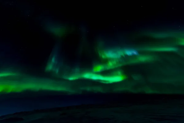 Aurora Borealis na nocnym niebie północnym. Jonizacja cząstek powietrza — Zdjęcie stockowe