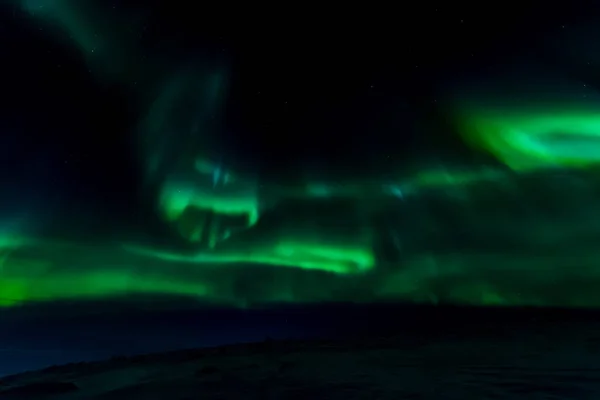 Aurora borealis v noci severní obloha. Ionizace částic vzduchu — Stock fotografie