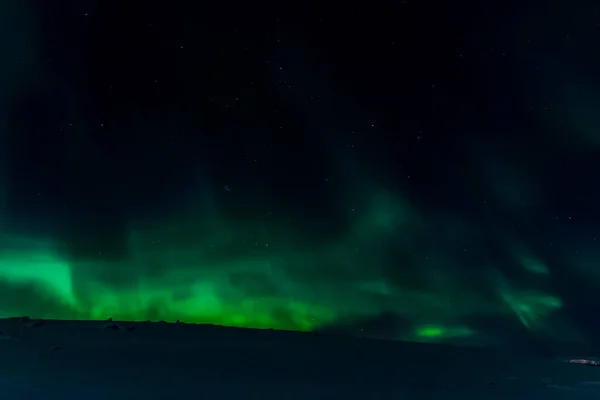 北方夜空中的北极光。 空气粒子的电离l — 图库照片