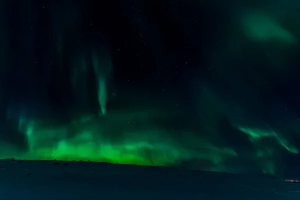 北方夜空中的北极光。 空气粒子的电离l — 图库照片