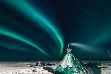 Kuzey gökyüzünde Aurora Borealis. Hava parçacığının iyonlaşması!