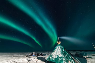 Kuzey gökyüzünde Aurora Borealis. Hava parçacığının iyonlaşması!