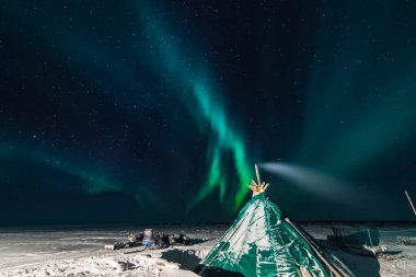Kuzey gökyüzünde Aurora Borealis. Hava parçacığının iyonlaşması!