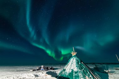 Kuzey gökyüzünde Aurora Borealis. Hava parçacığının iyonlaşması!