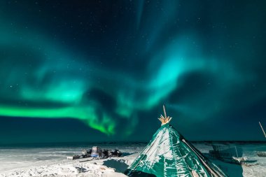 Kuzey gökyüzünde Aurora Borealis. Hava parçacığının iyonlaşması!