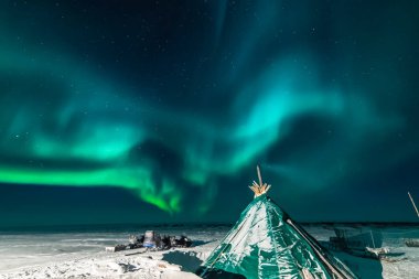 Kuzey gökyüzünde Aurora Borealis. Hava parçacığının iyonlaşması!
