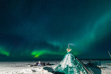Kuzey gökyüzünde Aurora Borealis. Hava parçacığının iyonlaşması!