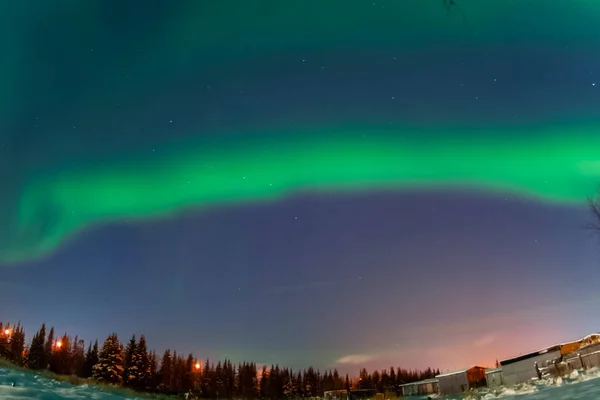 Aurora boreal en el cielo nocturno del norte. Ionización del particl de aire — Foto de Stock