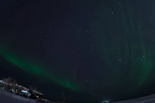 Aurora Borealis na nocnym niebie północnym. Jonizacja cząstek powietrza — Zdjęcie stockowe