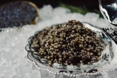 Masada siyah havyar servis edilir. Siyah mersin balığının nefis lezzeti.