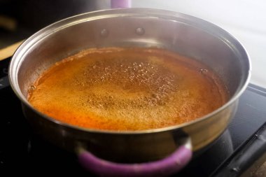 Kaynayan reçel, reçel reçeli. çelik plaka da yangında kaynama.