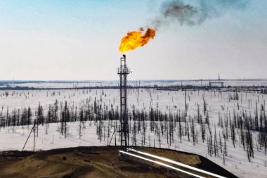 Bir petrol sanayi tesisinde doğal gazla meşale yakmak