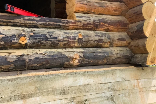 Zwart van tijd tot tijd houten houten houten huis, voorbereiding voor twee — Stockfoto