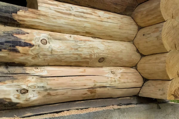 Μαυρισμένο από καιρό σε καιρό ξύλινο σπίτι κορμών, προετοιμασία για δύο — Φωτογραφία Αρχείου