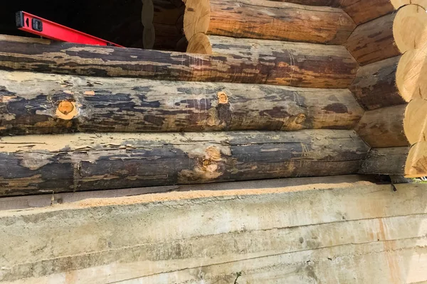 Enegrecida de vez em quando casa de madeira log, preparação para wo — Fotografia de Stock