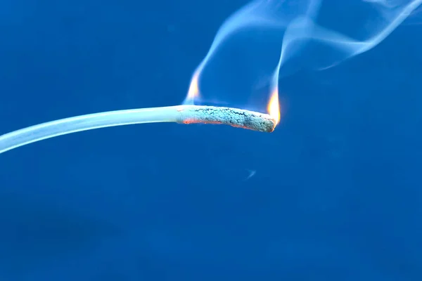 Brennender Heißkleber für Heißklebepistole. Flammen und Rauch — Stockfoto