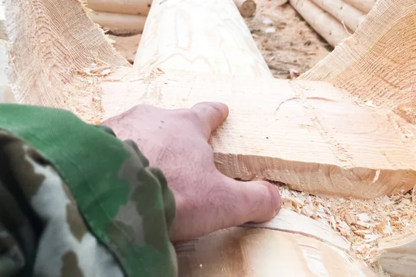 Carpenter's hand at the junction of logs. — ストック写真