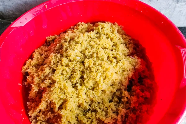 Kaviar av karp. Samla karpkaviar i bassängen. — Stockfoto