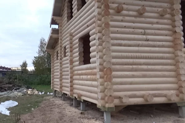 Construit à partir de bois maison en bois, maison en bois . — Photo