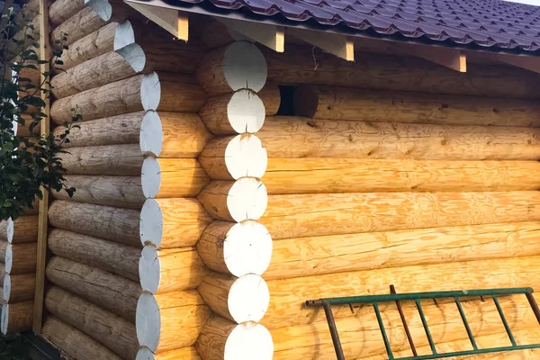 लाकडी लॉग हाऊस, लाकडी घर पासून बांधले . — स्टॉक फोटो, इमेज