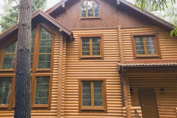 Construído a partir de madeira log house, casa de madeira . — Fotografia de Stock