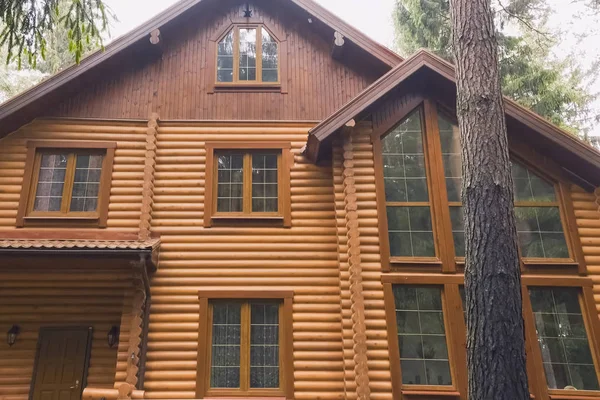 Construído a partir de madeira log house, casa de madeira . — Fotografia de Stock