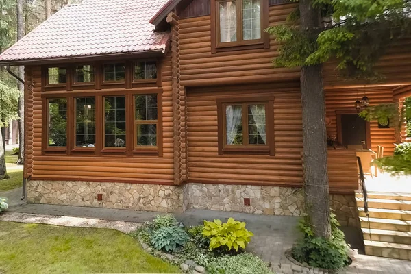 Construido a partir de casa de madera, casa de madera . — Foto de Stock