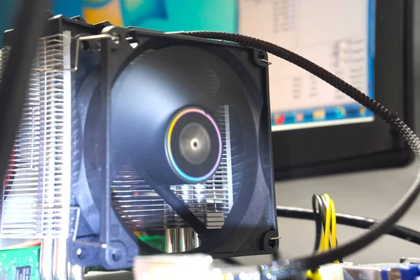 Sistema de refrigeración CPU. Enfriador con radiador en la placa base . — Foto de Stock