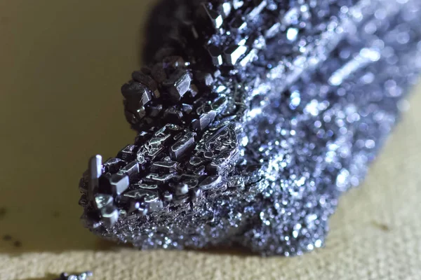 金属の形をしたヨウ素の結晶. — ストック写真