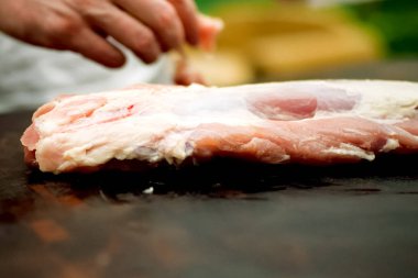 Masada domuz eti kes. Çiğ domuz eti.