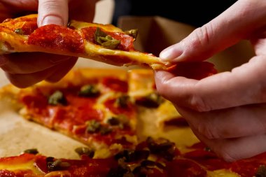 Kutuda teslim pizza, lezzetli pizza.