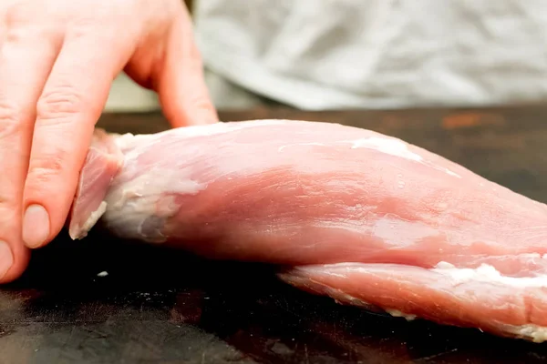 Cortar trozo de carne de cerdo en la mesa. Carne de cerdo cruda . — Foto de Stock