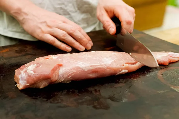 Нарізати шматочок свинячого м'яса на столі. Сира свинина . — стокове фото
