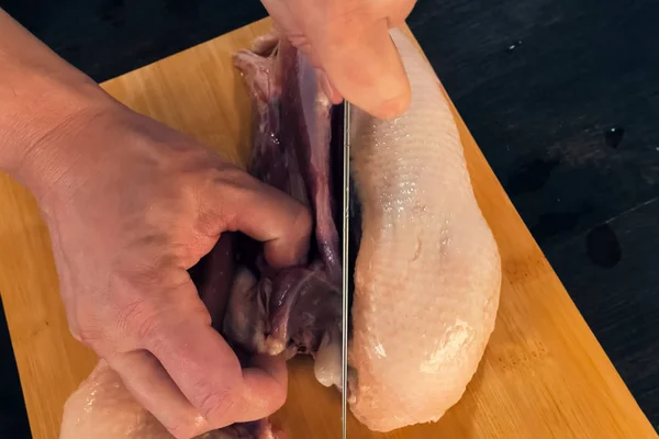 Cortar carne de ave. Pechuga de pollo, carne de pollo en el corte bo — Foto de Stock