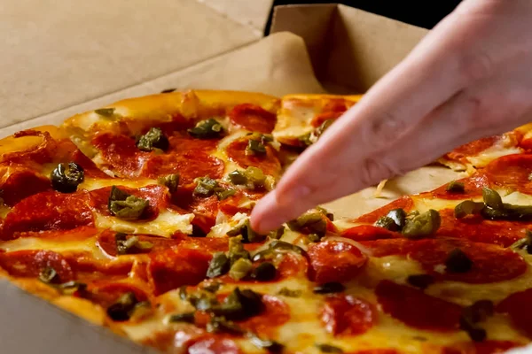 Kutuda teslim pizza, lezzetli pizza.